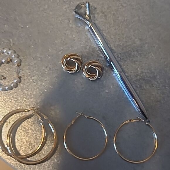 3/$16🎁 Twisted Gold Circle Earrings in Gold Alloy - Picture 7 of 7